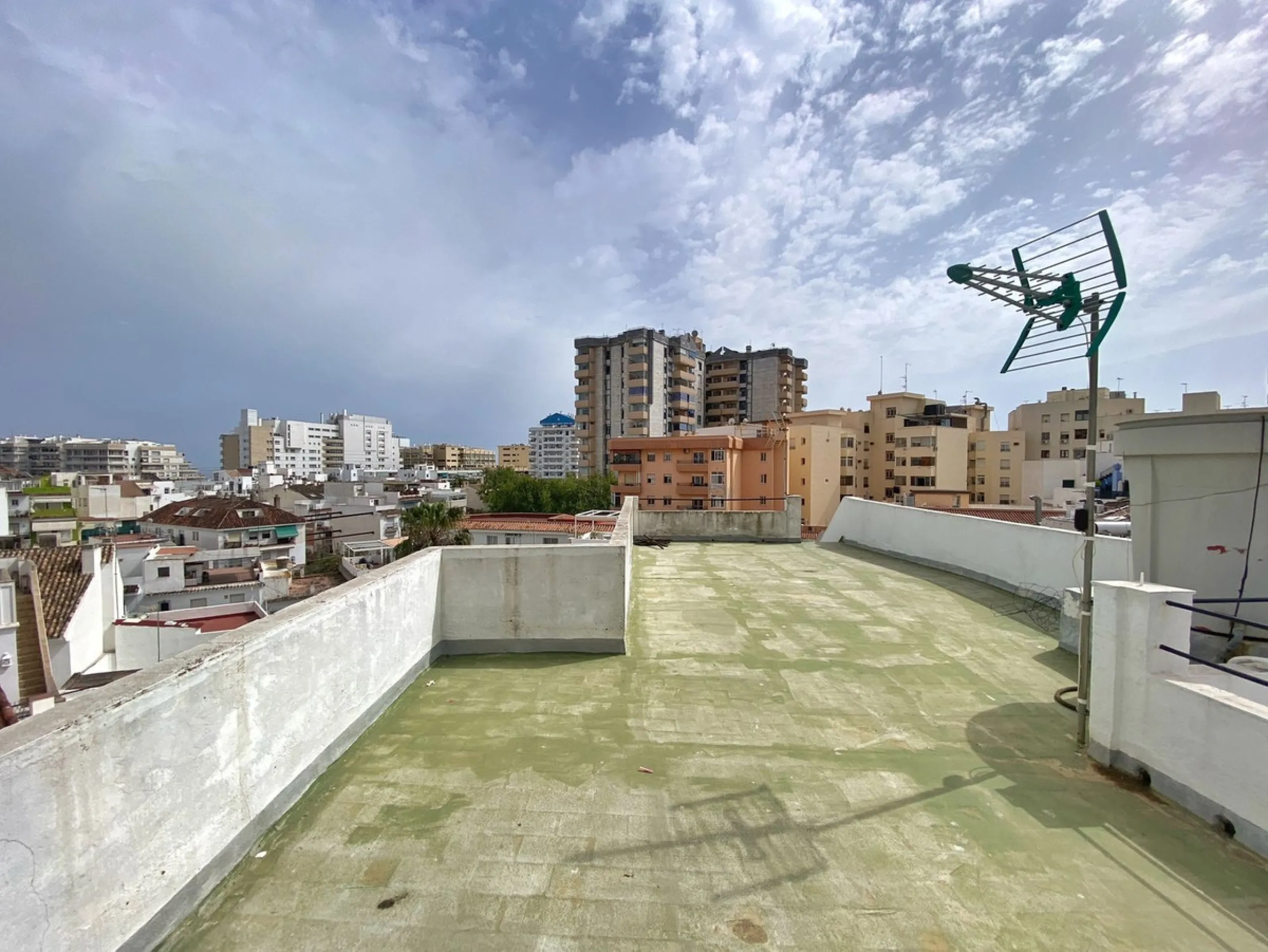 Spacious  town house with an interior patio and several rooms distributed between the two main floors.