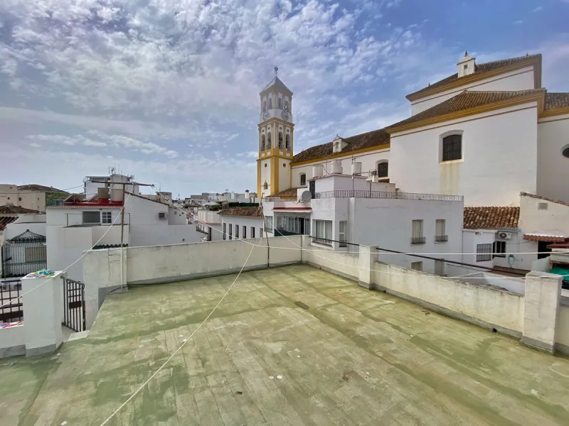 Spacious  town house with an interior patio and several rooms distributed between the two main floors.
