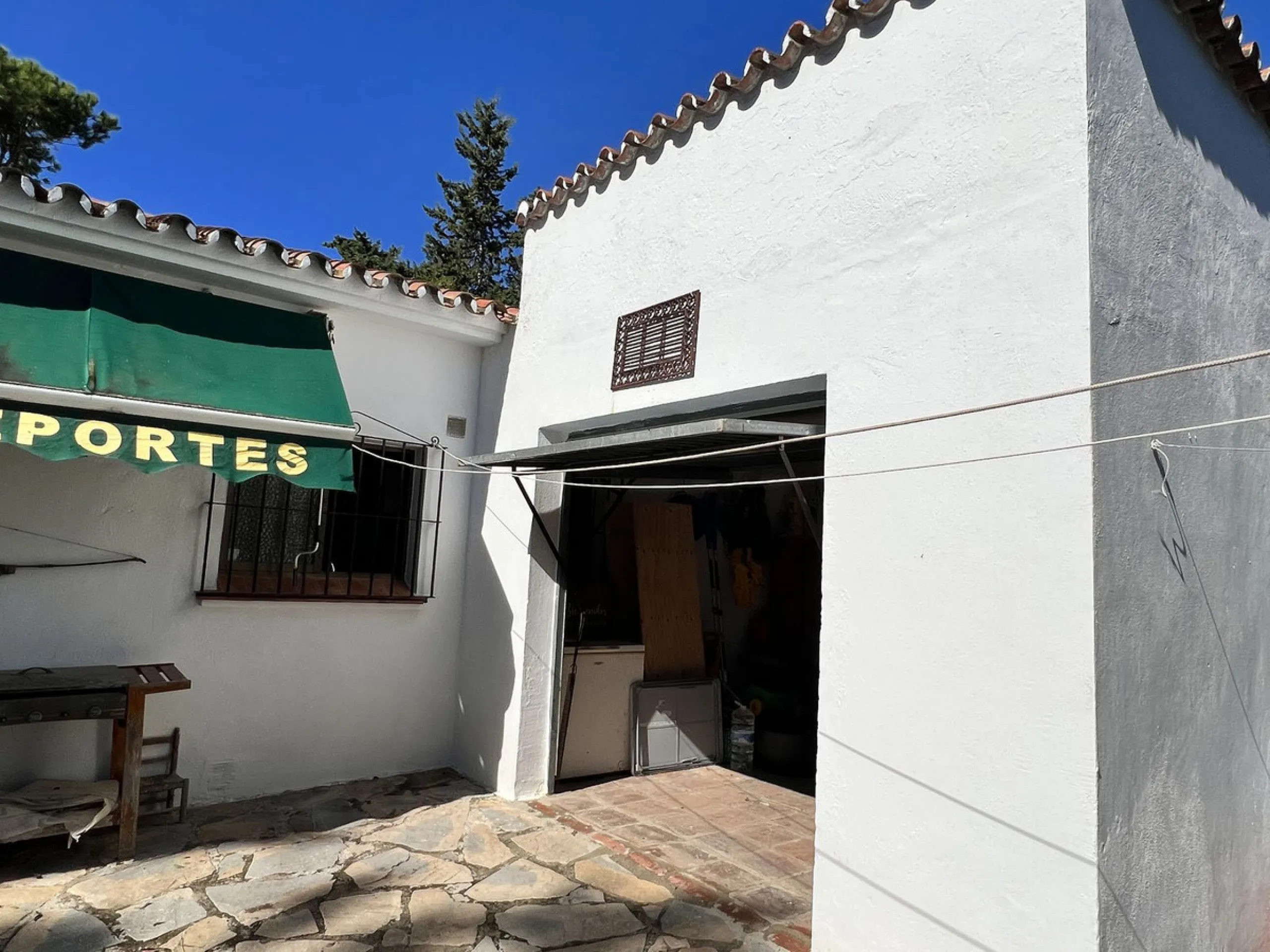 Wonderfull south facing Finca with a 3 bedroom house of 100 m2 in a very quiet location on a  3000 m2  plot with various fruit trees such as figs,oranges,chirimoyas,avocados etc,