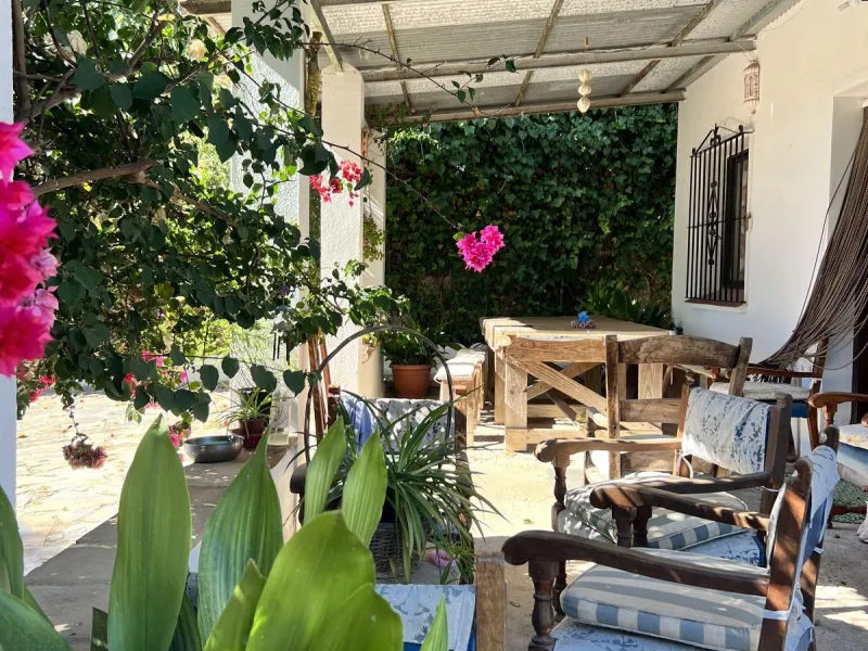 Wonderfull south facing Finca with a 3 bedroom house of 100 m2 in a very quiet location on a  3000 m2  plot with various fruit trees such as figs,oranges,chirimoyas,avocados etc,