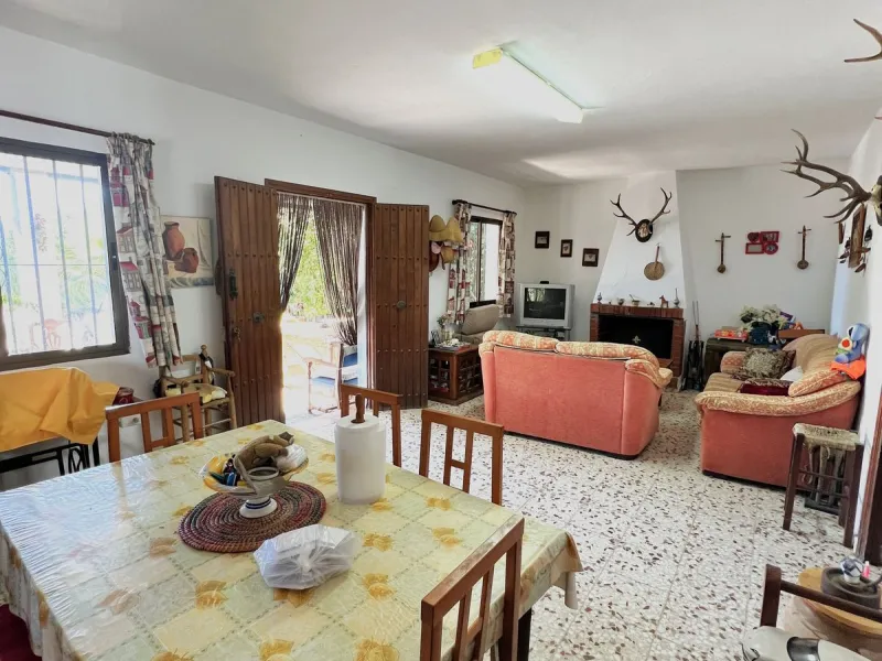 Wonderfull south facing Finca with a 3 bedroom house of 100 m2 in a very quiet location on a  3000 m2  plot with various fruit trees such as figs,oranges,chirimoyas,avocados etc,