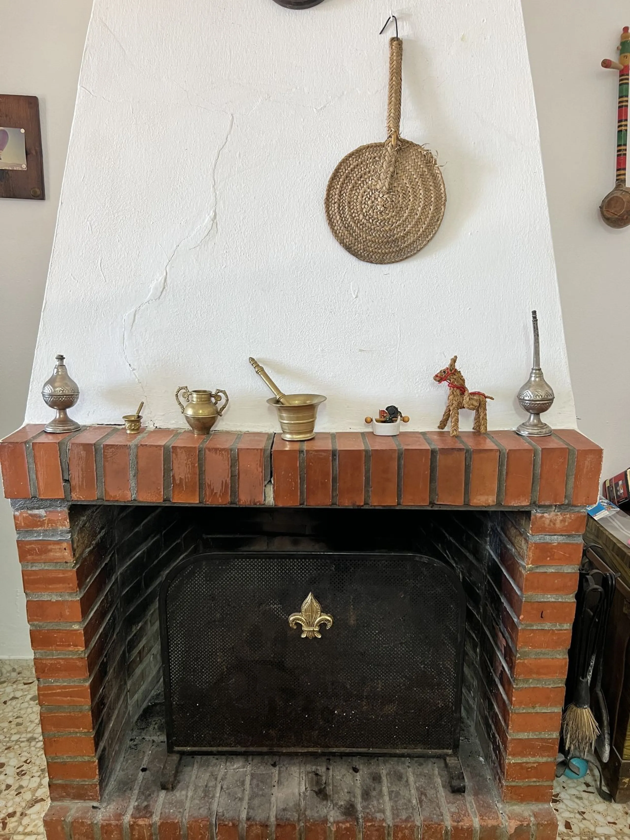 Wonderfull south facing Finca with a 3 bedroom house of 100 m2 in a very quiet location on a  3000 m2  plot with various fruit trees such as figs,oranges,chirimoyas,avocados etc,