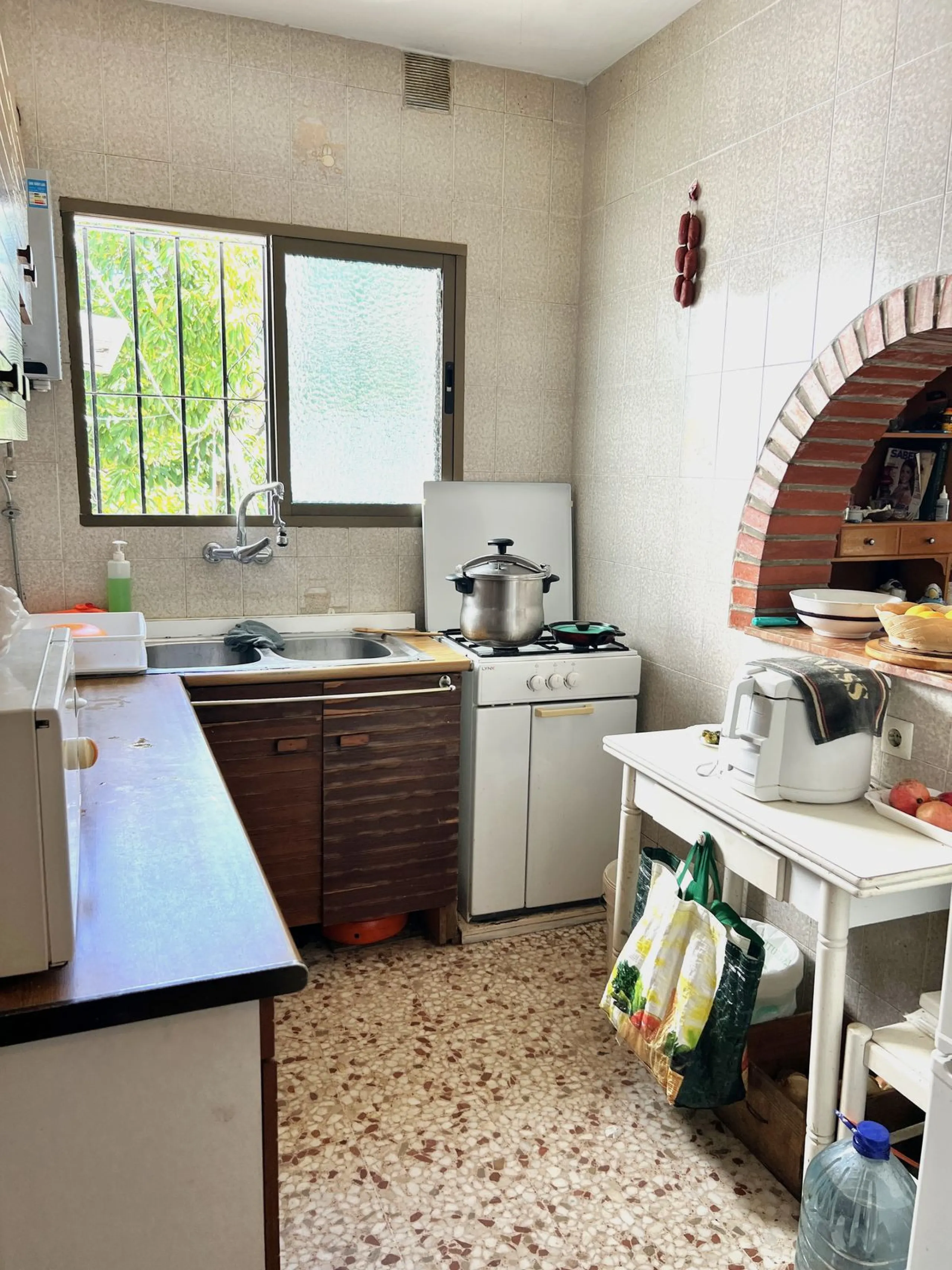 Wonderfull south facing Finca with a 3 bedroom house of 100 m2 in a very quiet location on a  3000 m2  plot with various fruit trees such as figs,oranges,chirimoyas,avocados etc,