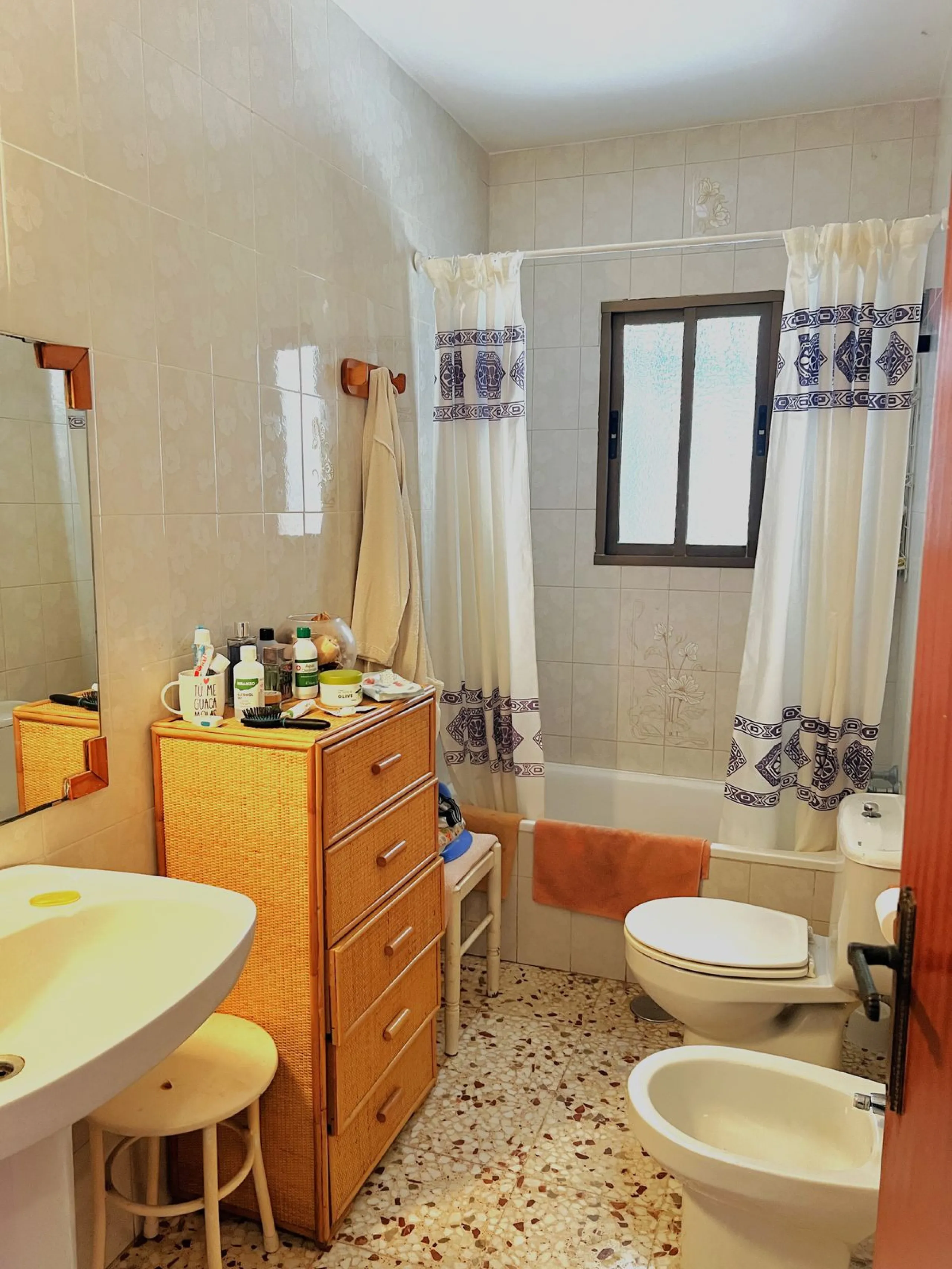 Wonderfull south facing Finca with a 3 bedroom house of 100 m2 in a very quiet location on a  3000 m2  plot with various fruit trees such as figs,oranges,chirimoyas,avocados etc,