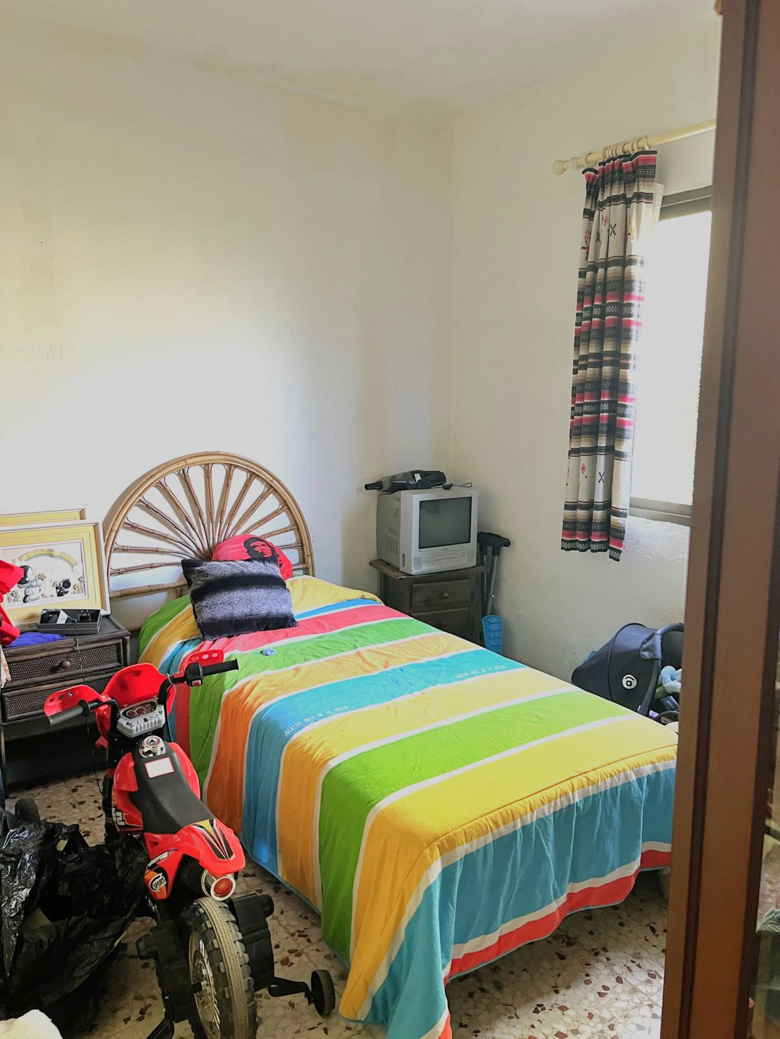 Wonderfull south facing Finca with a 3 bedroom house of 100 m2 in a very quiet location on a  3000 m2  plot with various fruit trees such as figs,oranges,chirimoyas,avocados etc,