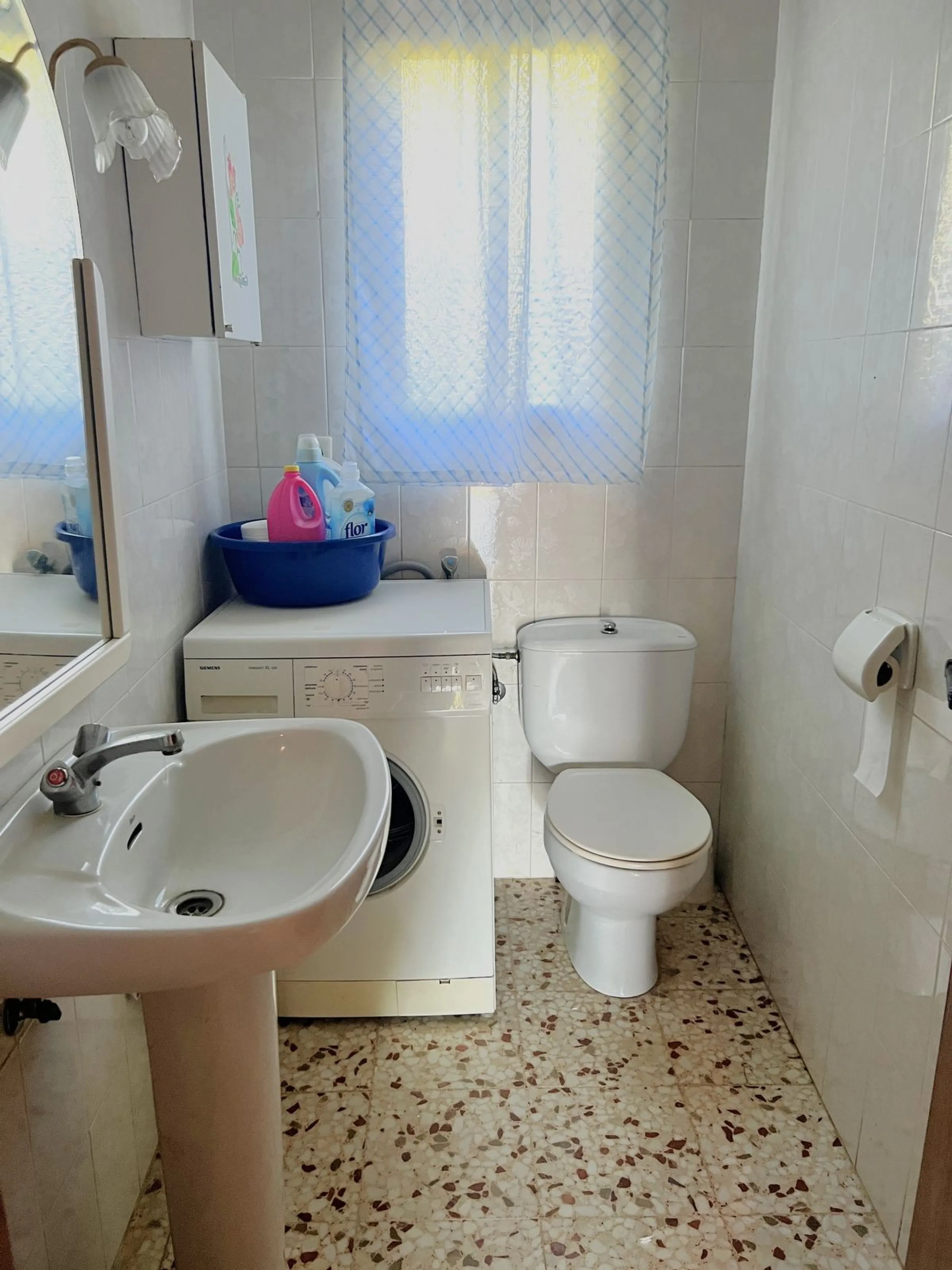 Wonderfull south facing Finca with a 3 bedroom house of 100 m2 in a very quiet location on a  3000 m2  plot with various fruit trees such as figs,oranges,chirimoyas,avocados etc,