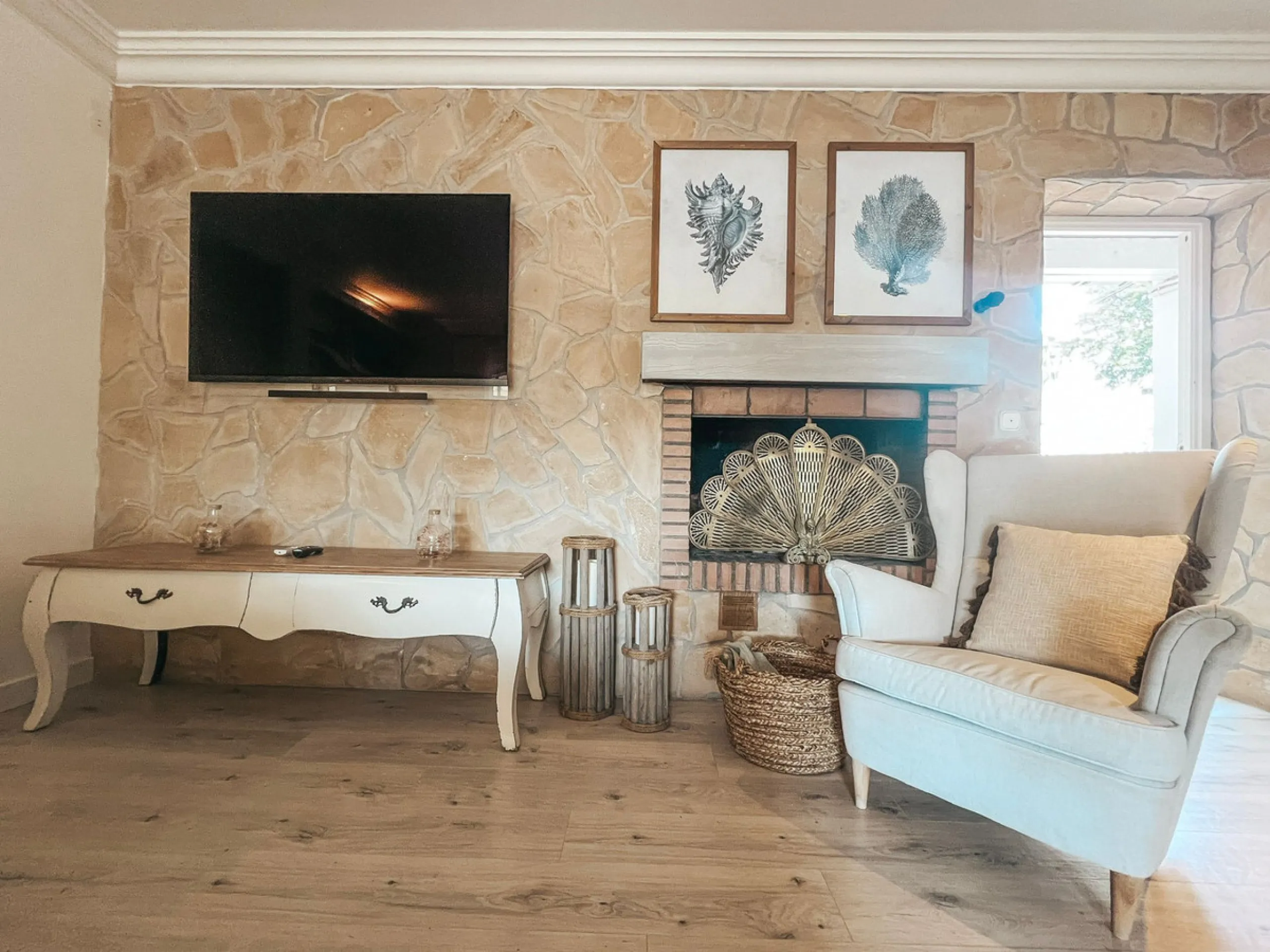 Diese außergewöhnliche Villa in der begehrten Wohngegend Los Jazmines von San Pedro de Alcantara, Malaga, bietet eine ausgezeichnete Gelegenheit für Wohnzwecke oder eine rentable Investition. Das Objekt verfügt über einen gültigen