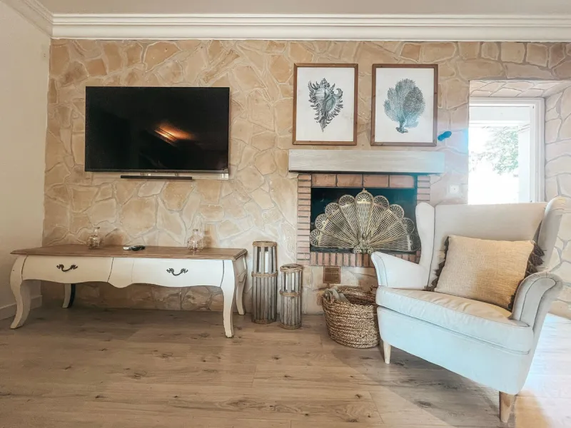 Diese außergewöhnliche Villa in der begehrten Wohngegend Los Jazmines von San Pedro de Alcantara, Malaga, bietet eine ausgezeichnete Gelegenheit für Wohnzwecke oder eine rentable Investition. Das Objekt verfügt über einen gültigen