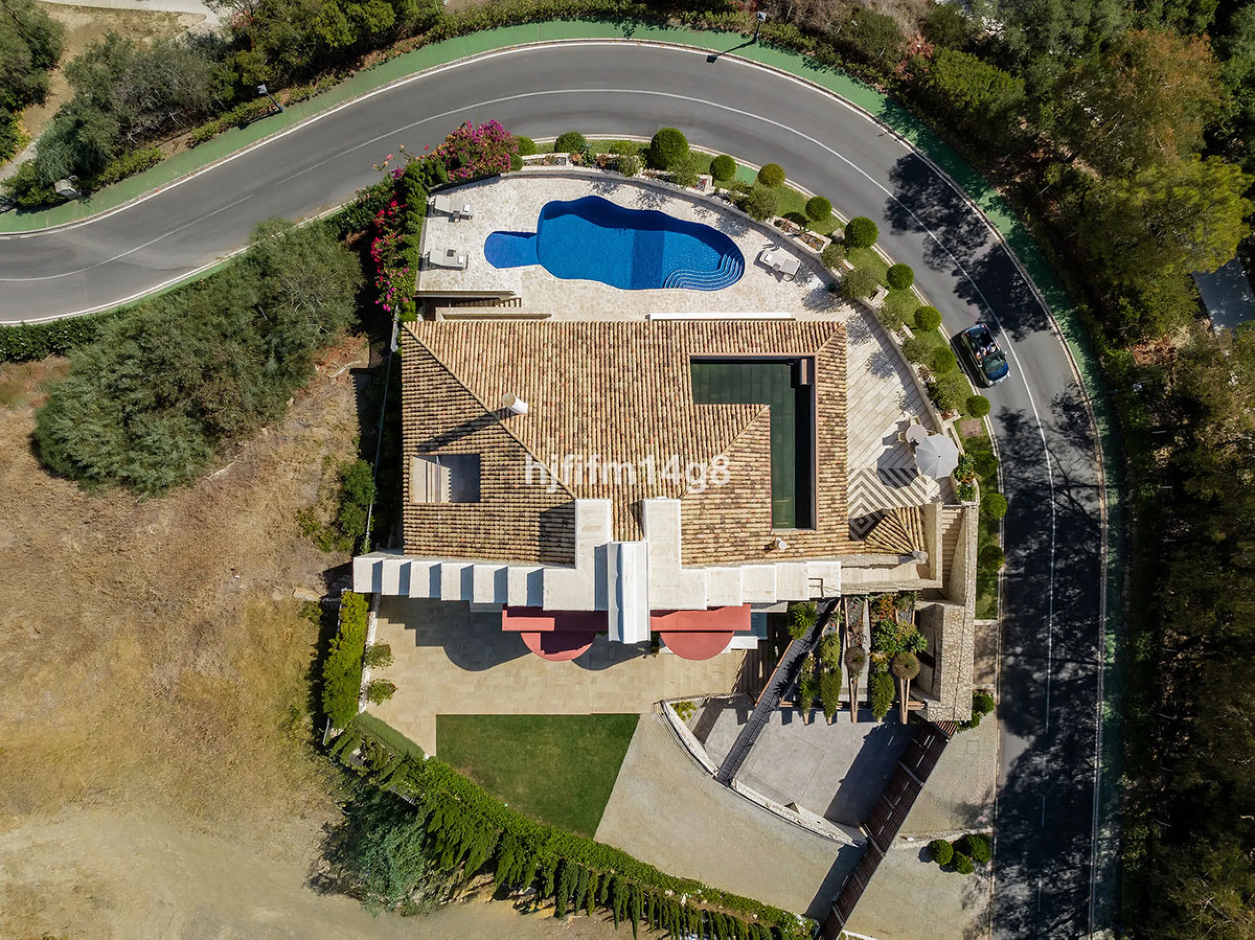 Located in the exclusive and tranquil residential area of La Quinta, this incredible villa designed by Ángel Taborda, benefits from privileged location and views of the natural surroundings. The true masterpiece of architectural design that makes this vil