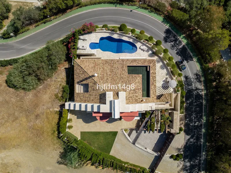 Located in the exclusive and tranquil residential area of La Quinta, this incredible villa designed by Ángel Taborda, benefits from privileged location and views of the natural surroundings. The true masterpiece of architectural design that makes this vil