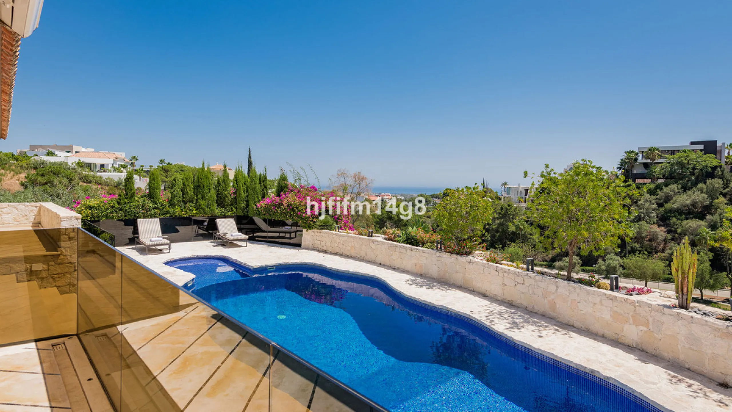 Located in the exclusive and tranquil residential area of La Quinta, this incredible villa designed by Ángel Taborda, benefits from privileged location and views of the natural surroundings. The true masterpiece of architectural design that makes this vil