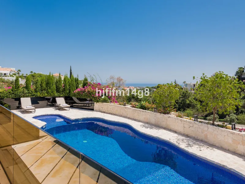 Located in the exclusive and tranquil residential area of La Quinta, this incredible villa designed by Ángel Taborda, benefits from privileged location and views of the natural surroundings. The true masterpiece of architectural design that makes this vil