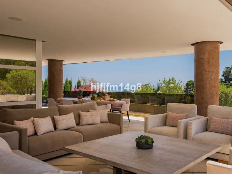 Located in the exclusive and tranquil residential area of La Quinta, this incredible villa designed by Ángel Taborda, benefits from privileged location and views of the natural surroundings. The true masterpiece of architectural design that makes this vil