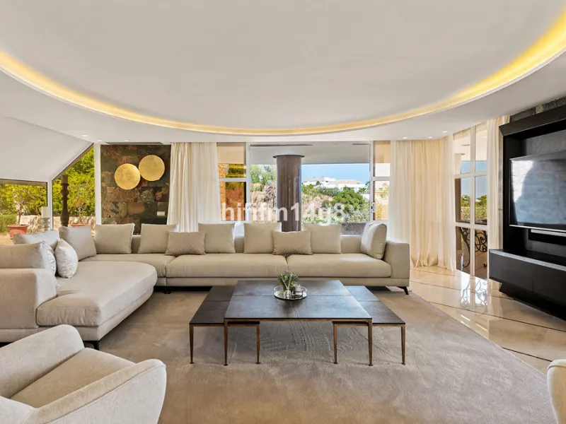Located in the exclusive and tranquil residential area of La Quinta, this incredible villa designed by Ángel Taborda, benefits from privileged location and views of the natural surroundings. The true masterpiece of architectural design that makes this vil