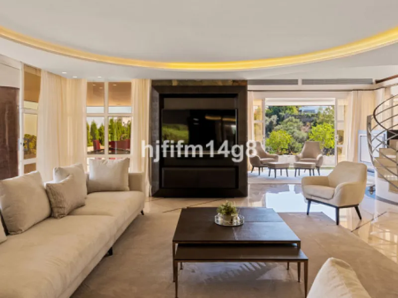 Located in the exclusive and tranquil residential area of La Quinta, this incredible villa designed by Ángel Taborda, benefits from privileged location and views of the natural surroundings. The true masterpiece of architectural design that makes this vil