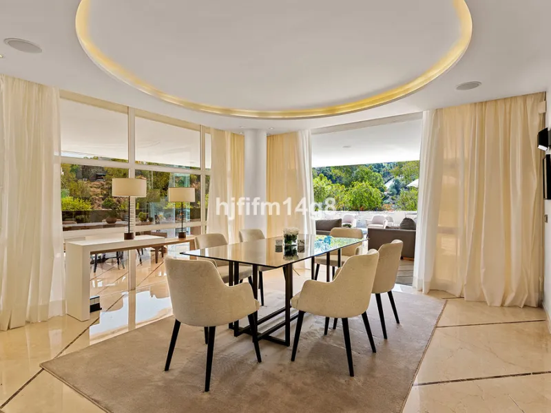 Located in the exclusive and tranquil residential area of La Quinta, this incredible villa designed by Ángel Taborda, benefits from privileged location and views of the natural surroundings. The true masterpiece of architectural design that makes this vil