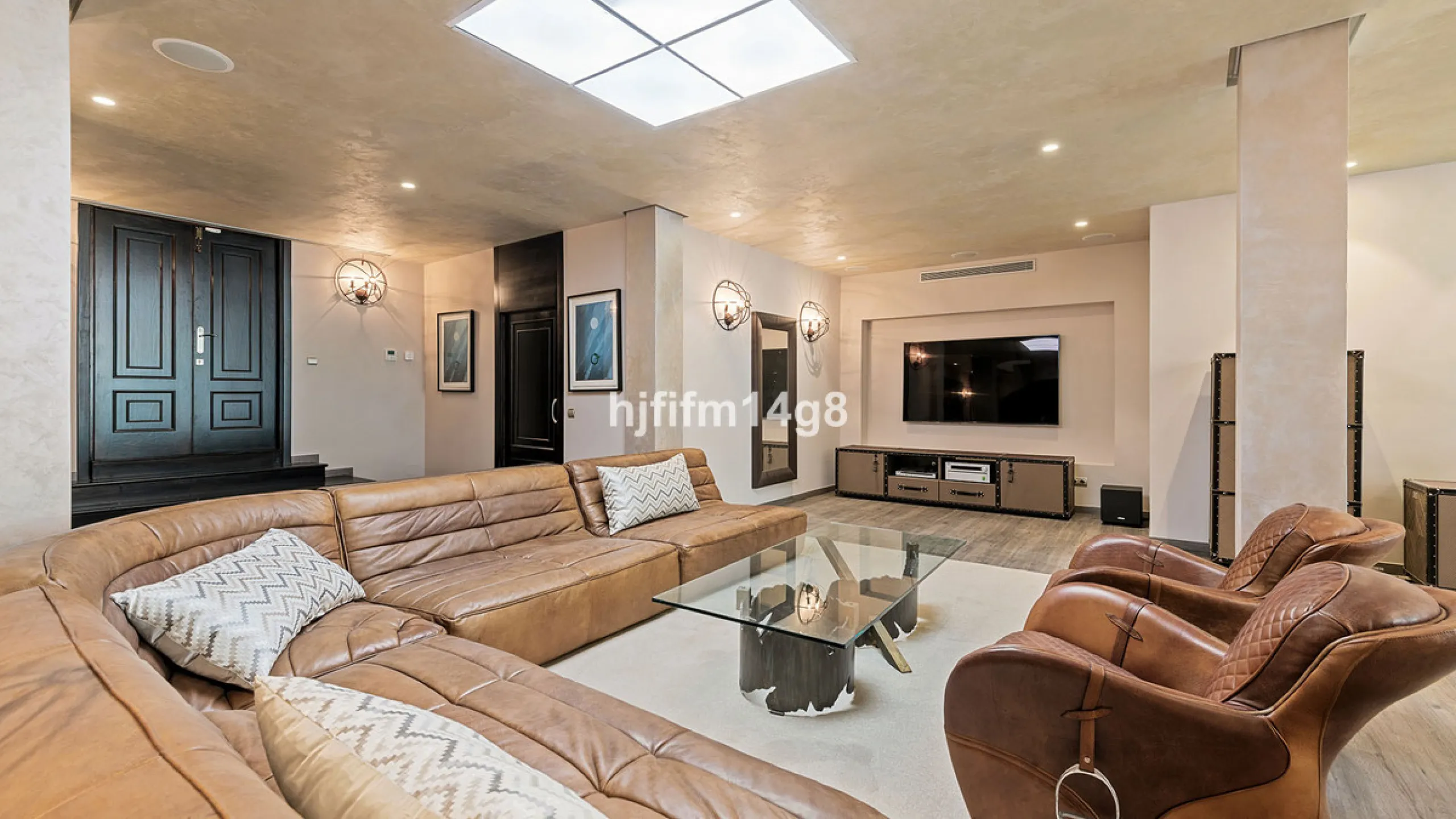 Located in the exclusive and tranquil residential area of La Quinta, this incredible villa designed by Ángel Taborda, benefits from privileged location and views of the natural surroundings. The true masterpiece of architectural design that makes this vil