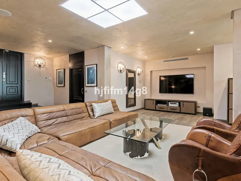 Located in the exclusive and tranquil residential area of La Quinta, this incredible villa designed by Ángel Taborda, benefits from privileged location and views of the natural surroundings. The true masterpiece of architectural design that makes this vil