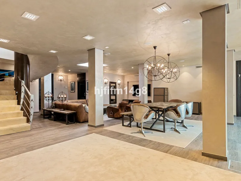 Located in the exclusive and tranquil residential area of La Quinta, this incredible villa designed by Ángel Taborda, benefits from privileged location and views of the natural surroundings. The true masterpiece of architectural design that makes this vil