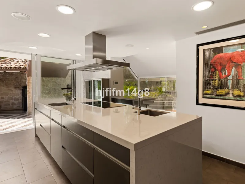 Located in the exclusive and tranquil residential area of La Quinta, this incredible villa designed by Ángel Taborda, benefits from privileged location and views of the natural surroundings. The true masterpiece of architectural design that makes this vil
