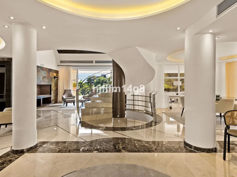 Located in the exclusive and tranquil residential area of La Quinta, this incredible villa designed by Ángel Taborda, benefits from privileged location and views of the natural surroundings. The true masterpiece of architectural design that makes this vil