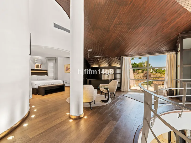 Located in the exclusive and tranquil residential area of La Quinta, this incredible villa designed by Ángel Taborda, benefits from privileged location and views of the natural surroundings. The true masterpiece of architectural design that makes this vil