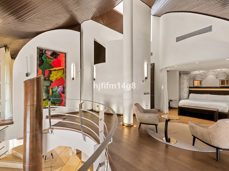 Located in the exclusive and tranquil residential area of La Quinta, this incredible villa designed by Ángel Taborda, benefits from privileged location and views of the natural surroundings. The true masterpiece of architectural design that makes this vil
