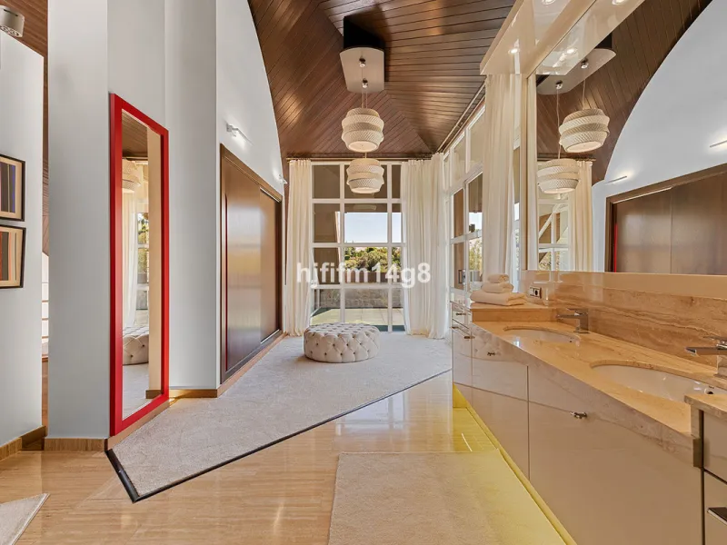 Located in the exclusive and tranquil residential area of La Quinta, this incredible villa designed by Ángel Taborda, benefits from privileged location and views of the natural surroundings. The true masterpiece of architectural design that makes this vil