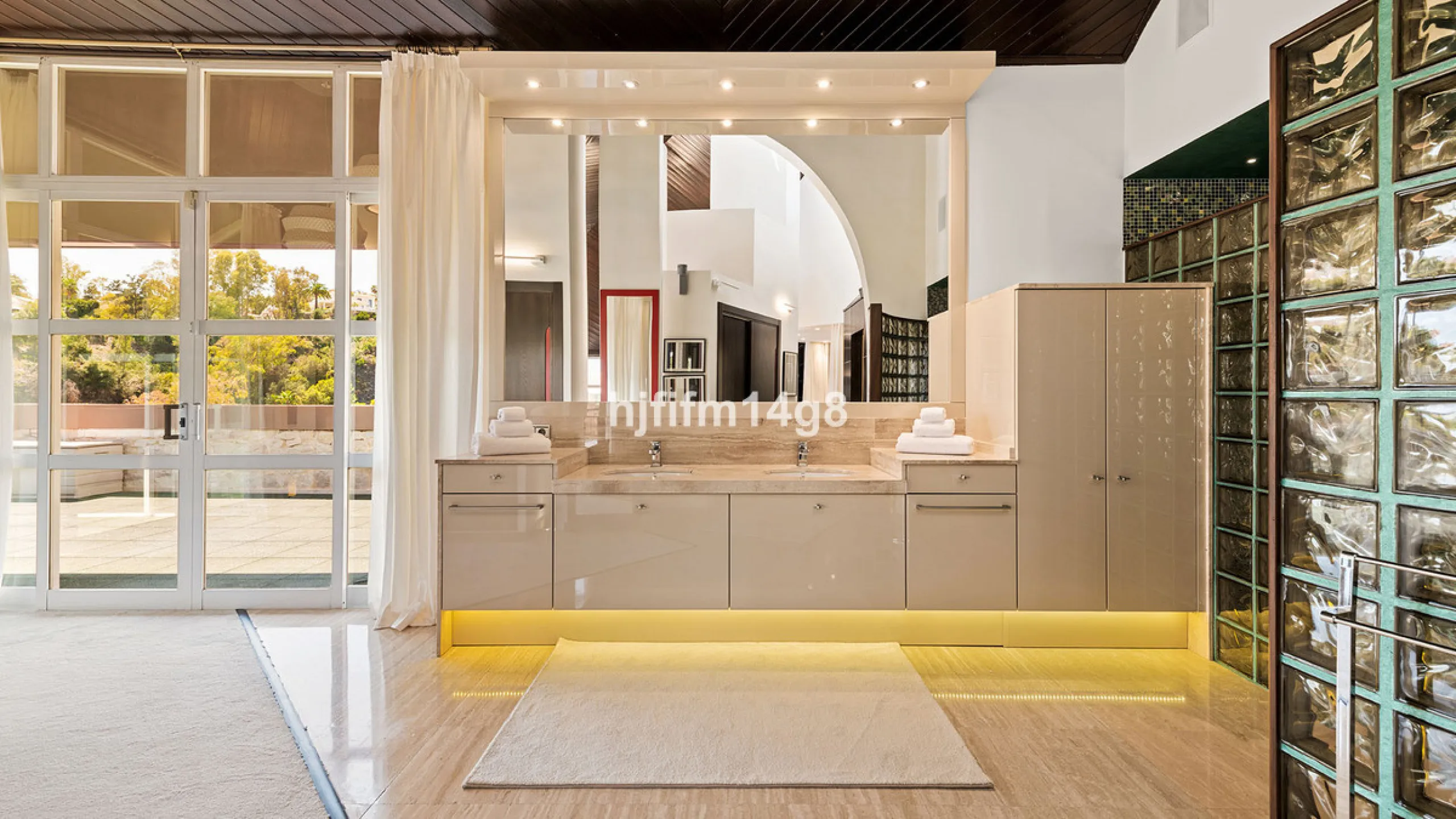 Located in the exclusive and tranquil residential area of La Quinta, this incredible villa designed by Ángel Taborda, benefits from privileged location and views of the natural surroundings. The true masterpiece of architectural design that makes this vil
