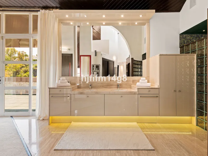 Located in the exclusive and tranquil residential area of La Quinta, this incredible villa designed by Ángel Taborda, benefits from privileged location and views of the natural surroundings. The true masterpiece of architectural design that makes this vil