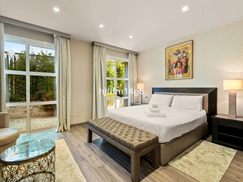 Located in the exclusive and tranquil residential area of La Quinta, this incredible villa designed by Ángel Taborda, benefits from privileged location and views of the natural surroundings. The true masterpiece of architectural design that makes this vil