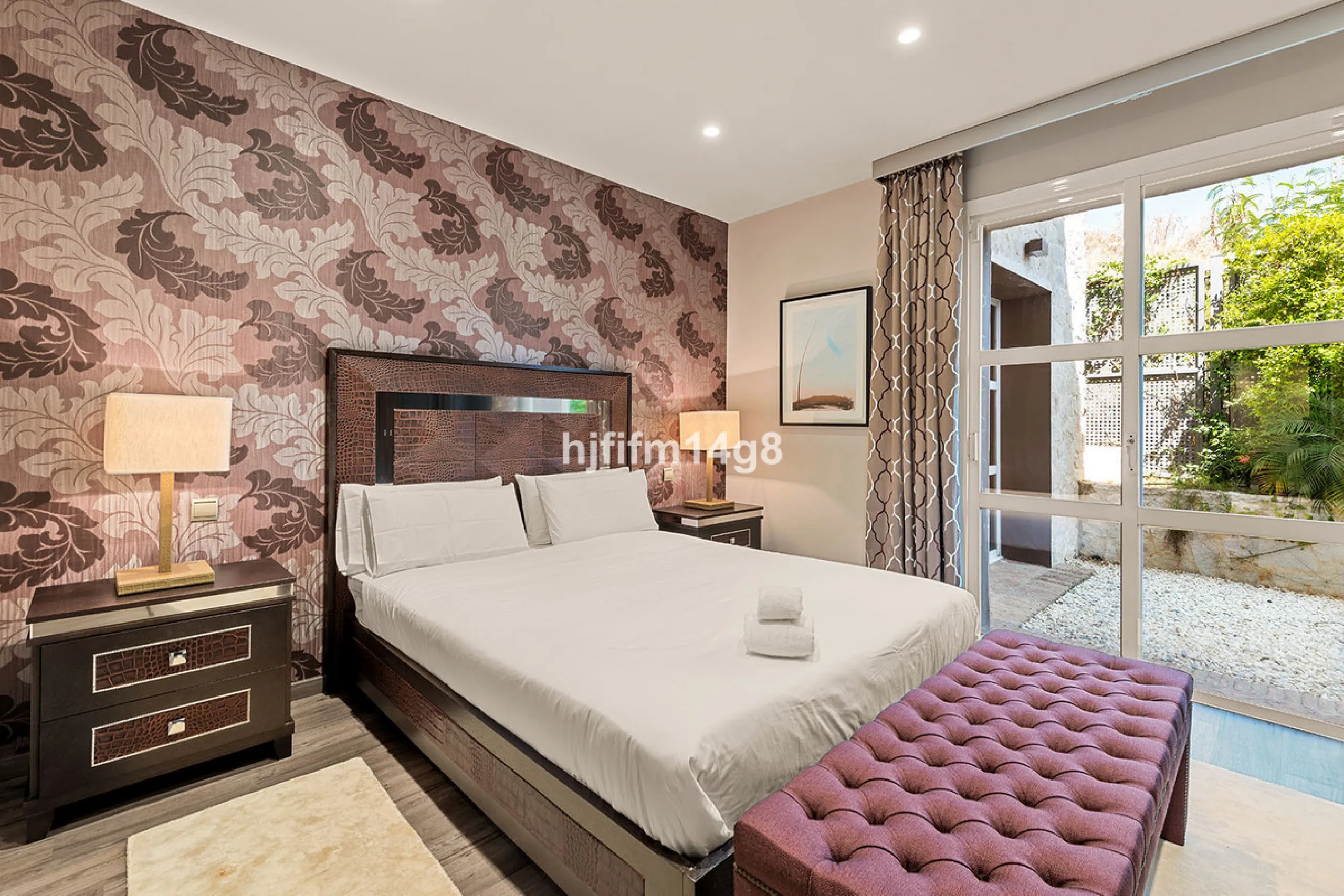 Located in the exclusive and tranquil residential area of La Quinta, this incredible villa designed by Ángel Taborda, benefits from privileged location and views of the natural surroundings. The true masterpiece of architectural design that makes this vil