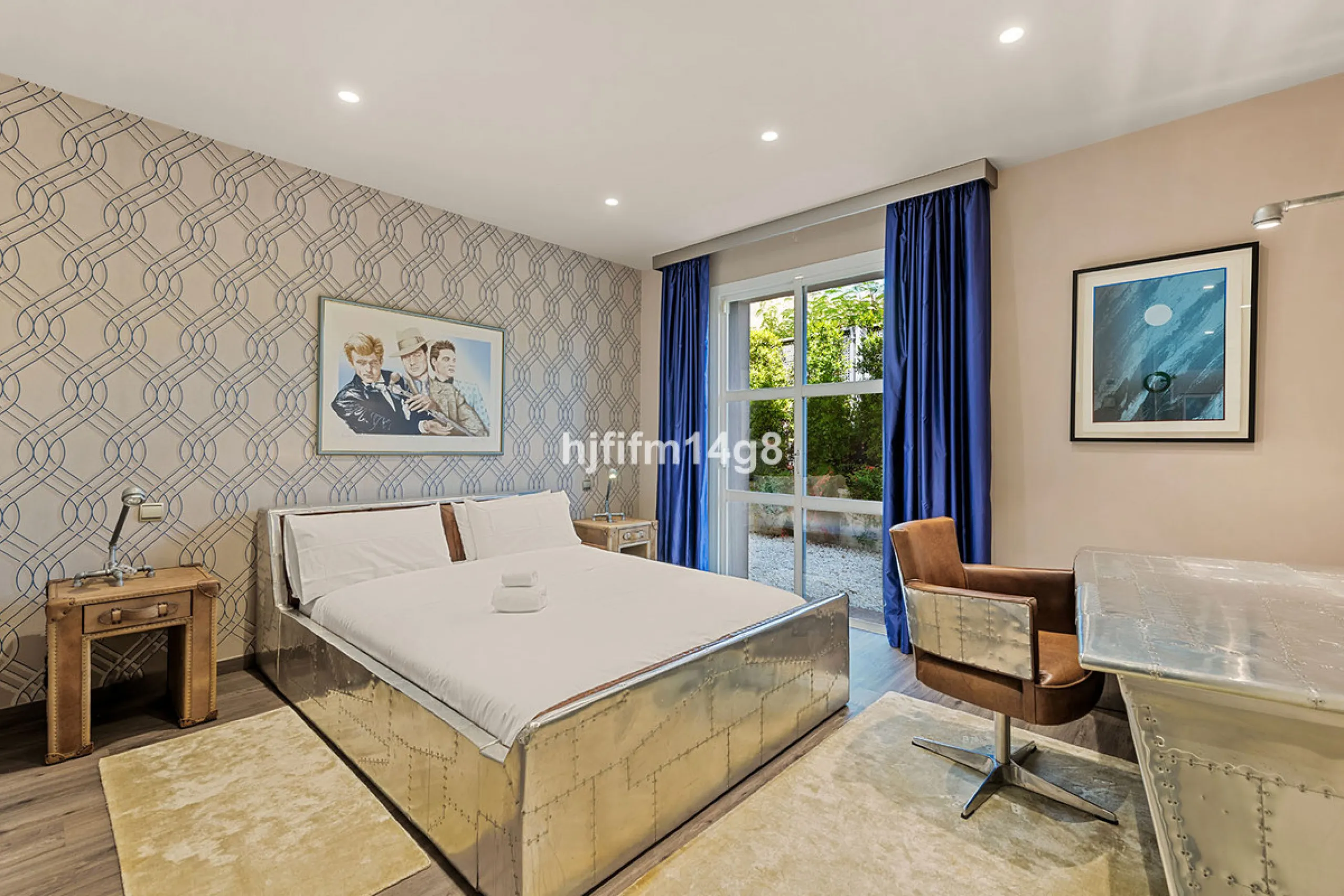 Located in the exclusive and tranquil residential area of La Quinta, this incredible villa designed by Ángel Taborda, benefits from privileged location and views of the natural surroundings. The true masterpiece of architectural design that makes this vil