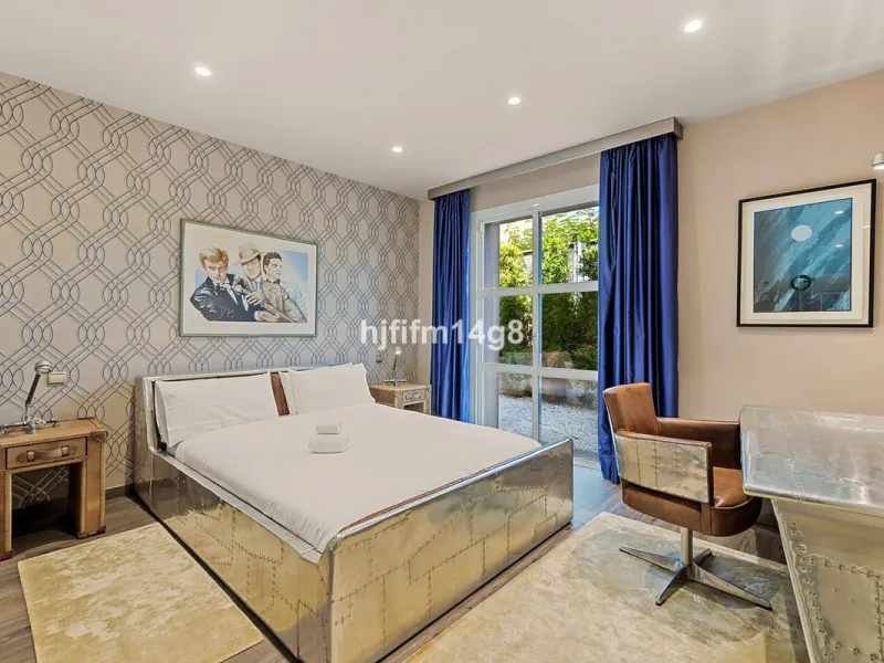 Located in the exclusive and tranquil residential area of La Quinta, this incredible villa designed by Ángel Taborda, benefits from privileged location and views of the natural surroundings. The true masterpiece of architectural design that makes this vil