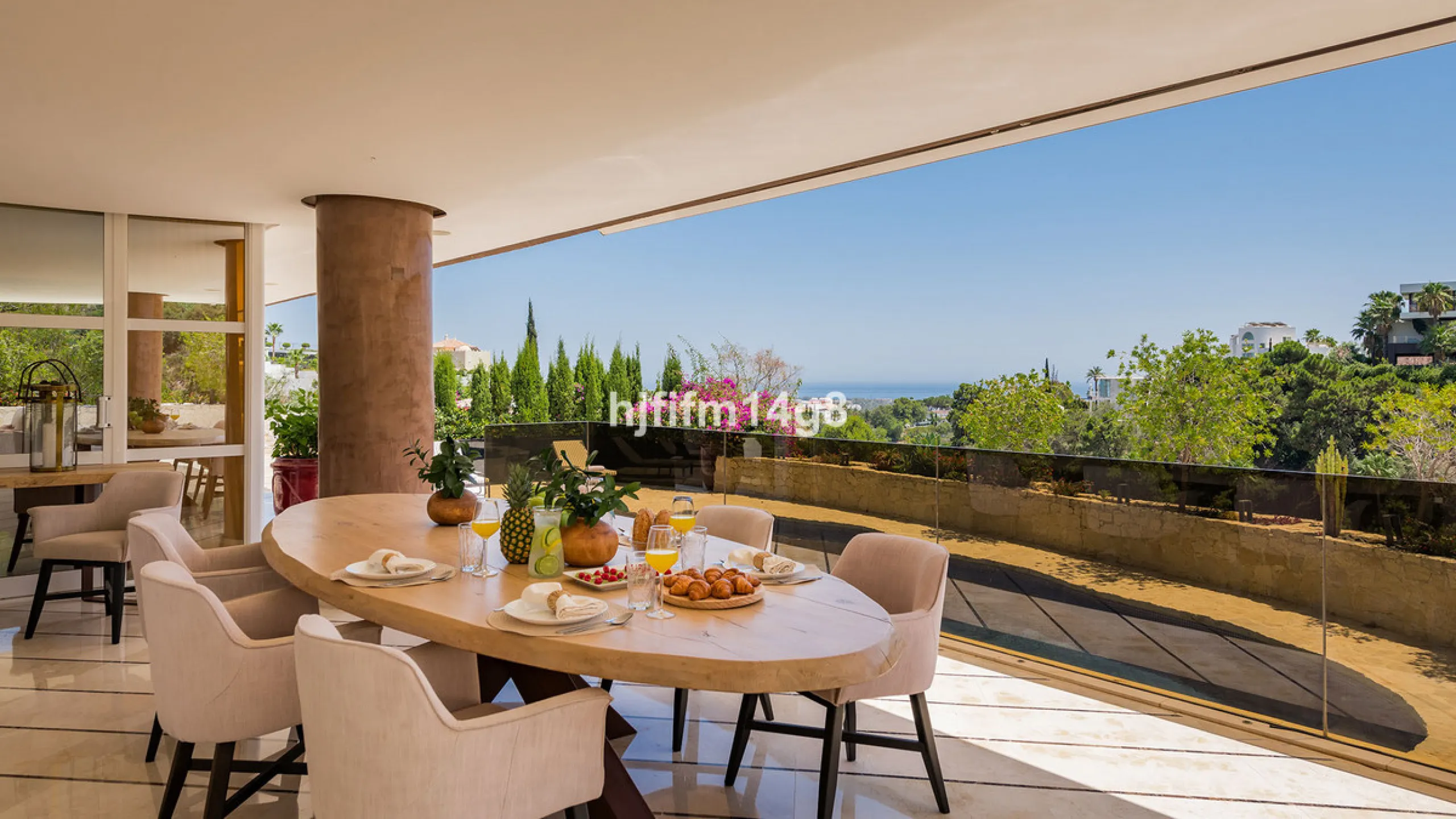 Located in the exclusive and tranquil residential area of La Quinta, this incredible villa designed by Ángel Taborda, benefits from privileged location and views of the natural surroundings. The true masterpiece of architectural design that makes this vil