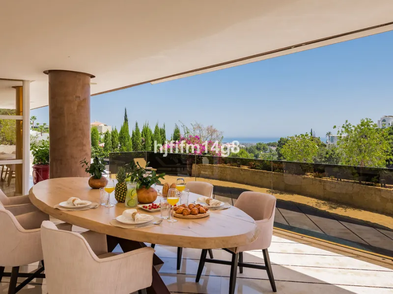 Located in the exclusive and tranquil residential area of La Quinta, this incredible villa designed by Ángel Taborda, benefits from privileged location and views of the natural surroundings. The true masterpiece of architectural design that makes this vil