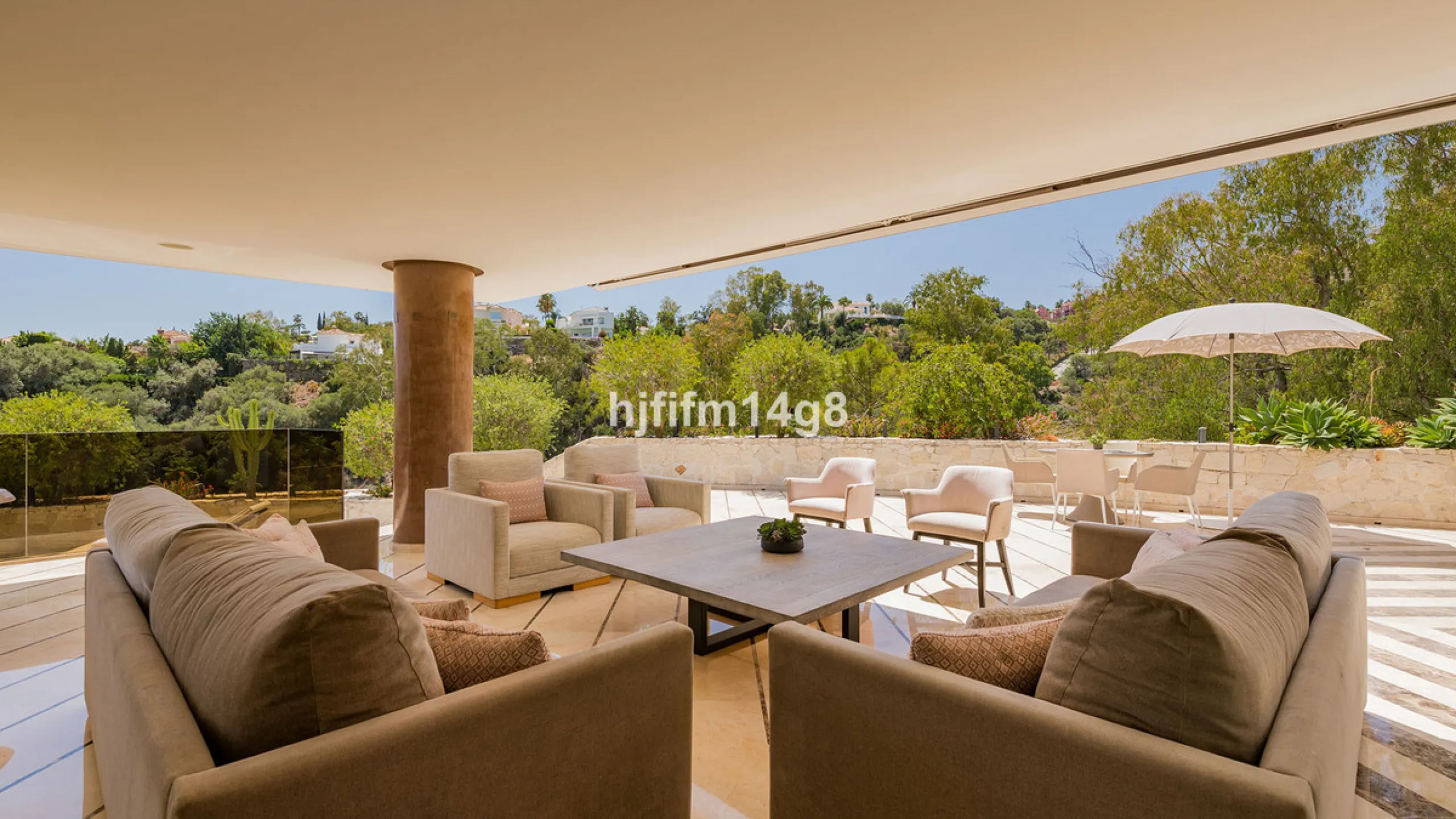 Located in the exclusive and tranquil residential area of La Quinta, this incredible villa designed by Ángel Taborda, benefits from privileged location and views of the natural surroundings. The true masterpiece of architectural design that makes this vil