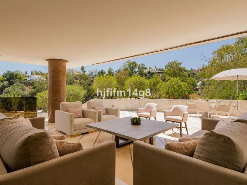 Located in the exclusive and tranquil residential area of La Quinta, this incredible villa designed by Ángel Taborda, benefits from privileged location and views of the natural surroundings. The true masterpiece of architectural design that makes this vil
