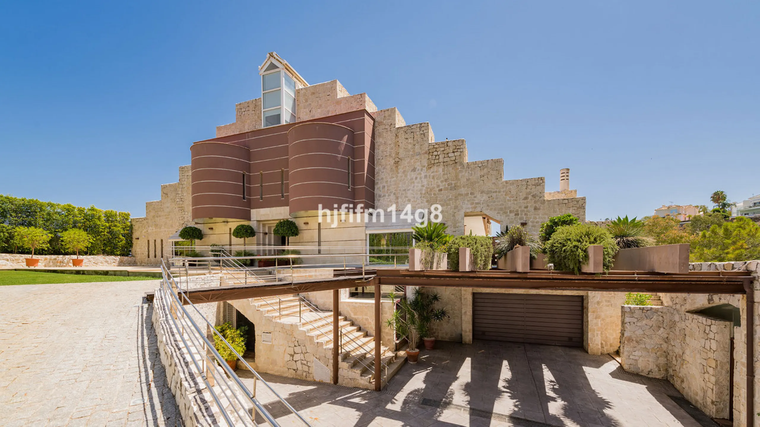 Located in the exclusive and tranquil residential area of La Quinta, this incredible villa designed by Ángel Taborda, benefits from privileged location and views of the natural surroundings. The true masterpiece of architectural design that makes this vil