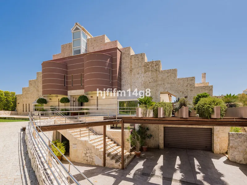 Located in the exclusive and tranquil residential area of La Quinta, this incredible villa designed by Ángel Taborda, benefits from privileged location and views of the natural surroundings. The true masterpiece of architectural design that makes this vil