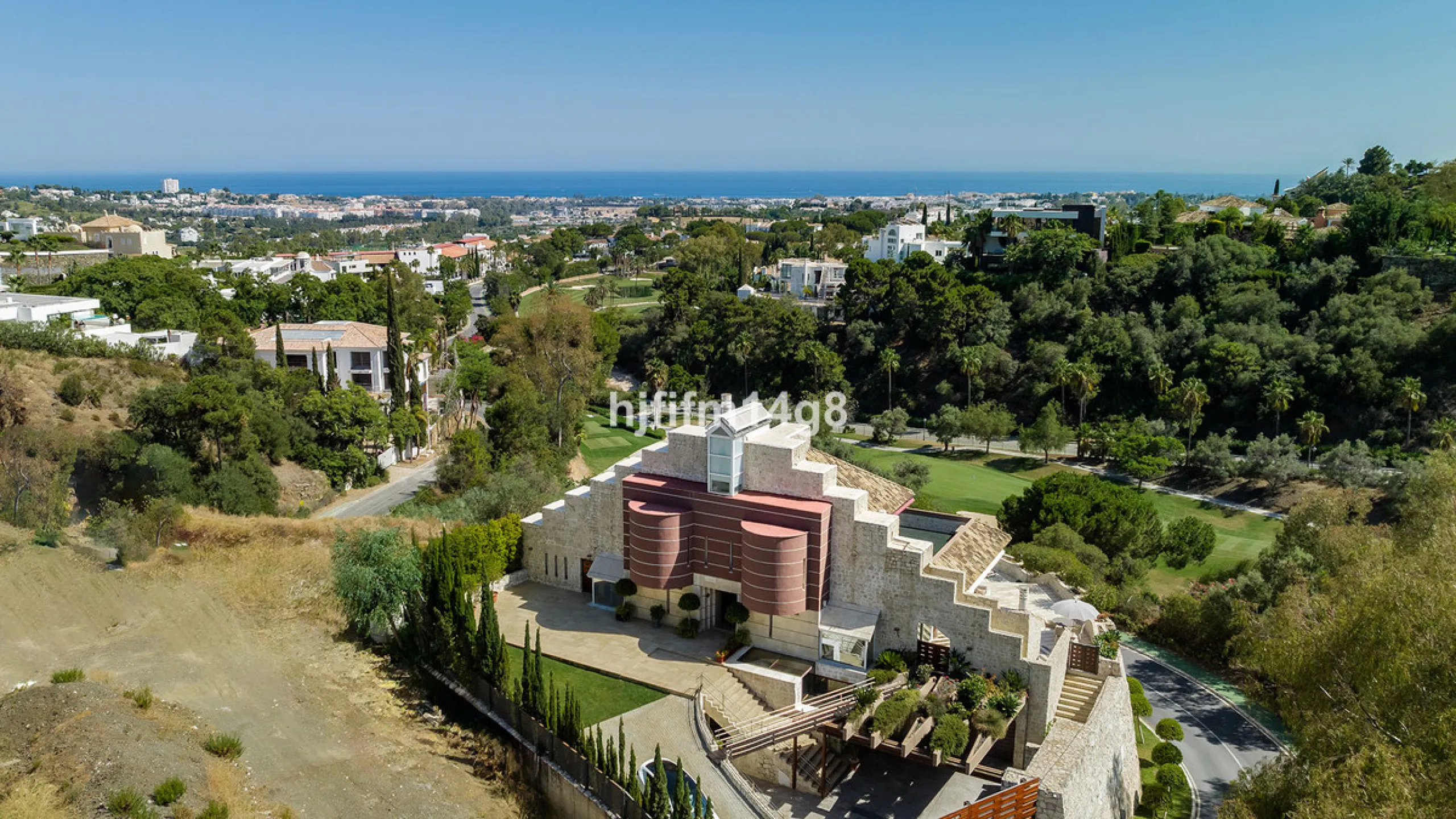 Located in the exclusive and tranquil residential area of La Quinta, this incredible villa designed by Ángel Taborda, benefits from privileged location and views of the natural surroundings. The true masterpiece of architectural design that makes this vil