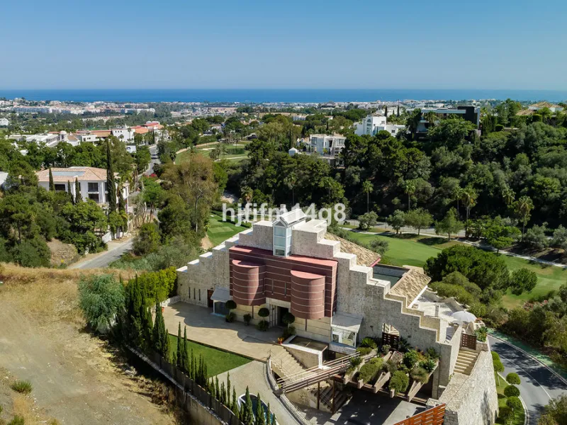Located in the exclusive and tranquil residential area of La Quinta, this incredible villa designed by Ángel Taborda, benefits from privileged location and views of the natural surroundings. The true masterpiece of architectural design that makes this vil