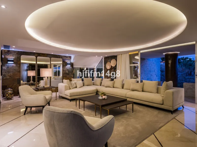 Located in the exclusive and tranquil residential area of La Quinta, this incredible villa designed by Ángel Taborda, benefits from privileged location and views of the natural surroundings. The true masterpiece of architectural design that makes this vil
