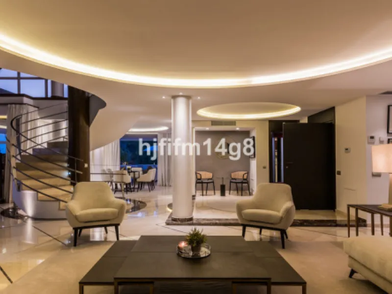 Located in the exclusive and tranquil residential area of La Quinta, this incredible villa designed by Ángel Taborda, benefits from privileged location and views of the natural surroundings. The true masterpiece of architectural design that makes this vil