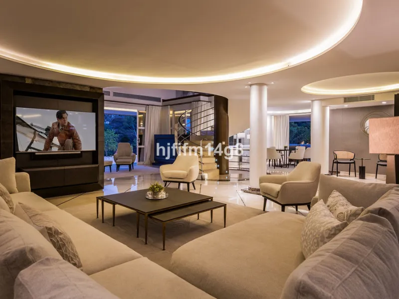 Located in the exclusive and tranquil residential area of La Quinta, this incredible villa designed by Ángel Taborda, benefits from privileged location and views of the natural surroundings. The true masterpiece of architectural design that makes this vil