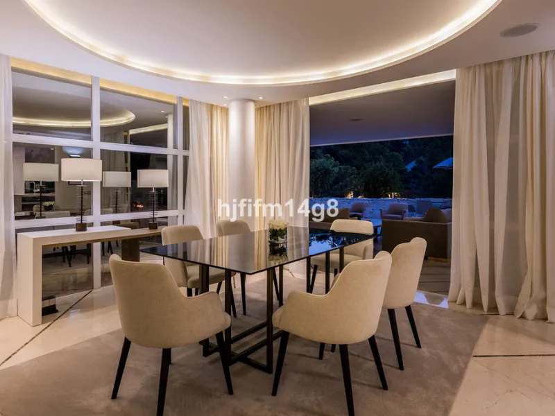 Located in the exclusive and tranquil residential area of La Quinta, this incredible villa designed by Ángel Taborda, benefits from privileged location and views of the natural surroundings. The true masterpiece of architectural design that makes this vil