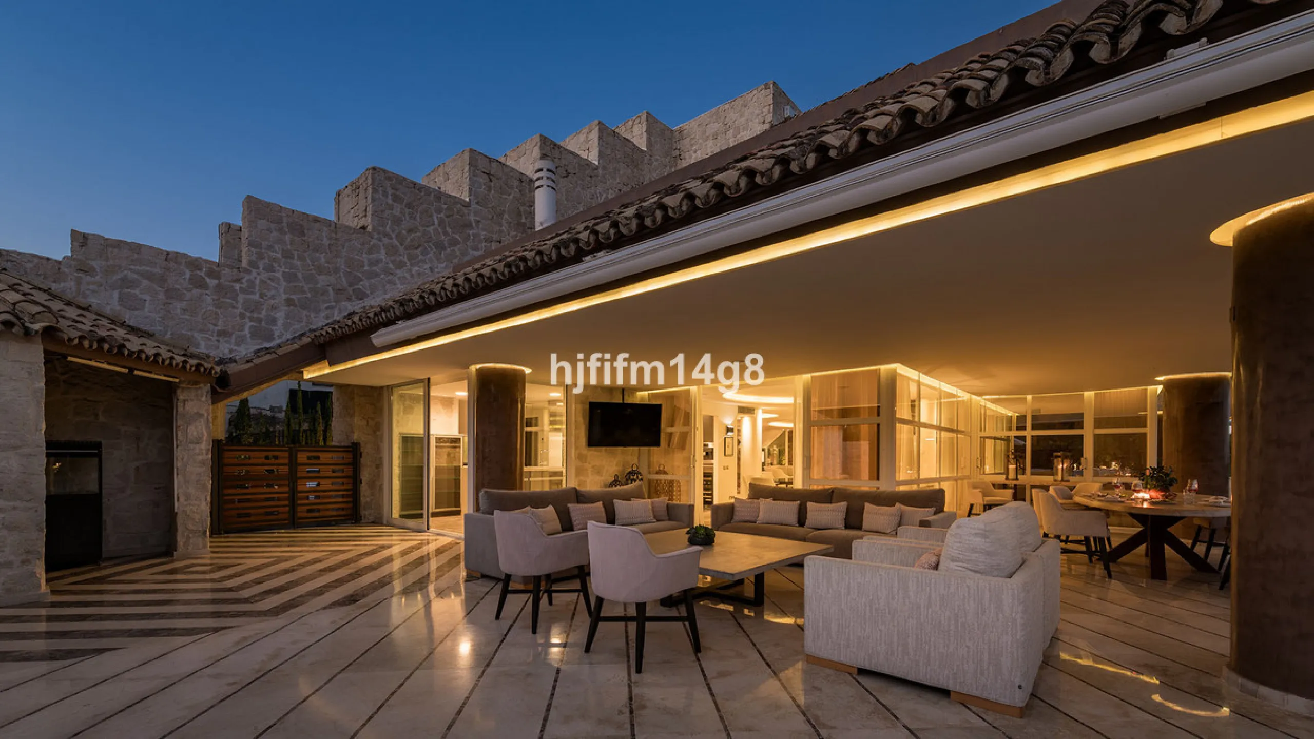 Located in the exclusive and tranquil residential area of La Quinta, this incredible villa designed by Ángel Taborda, benefits from privileged location and views of the natural surroundings. The true masterpiece of architectural design that makes this vil