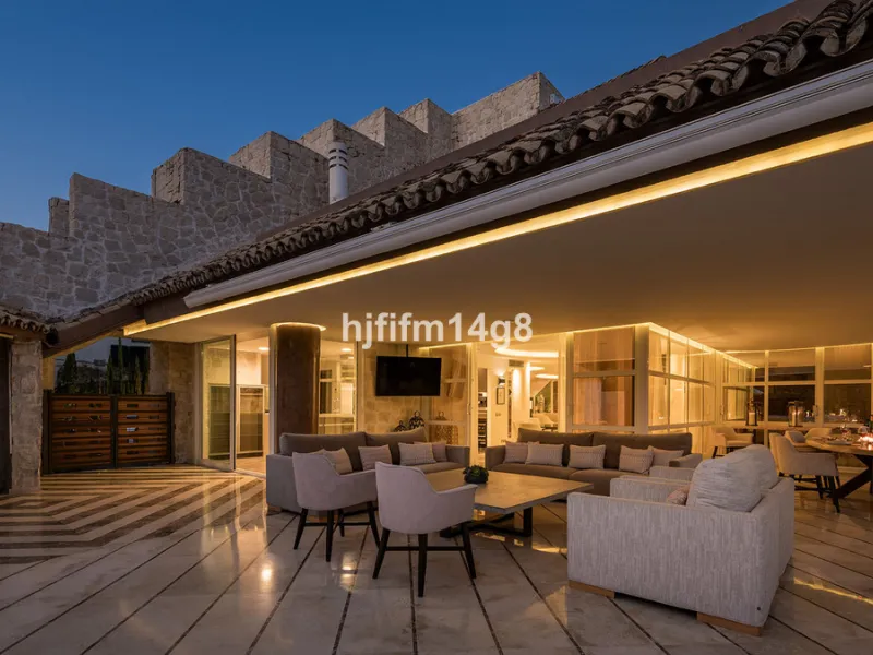 Located in the exclusive and tranquil residential area of La Quinta, this incredible villa designed by Ángel Taborda, benefits from privileged location and views of the natural surroundings. The true masterpiece of architectural design that makes this vil