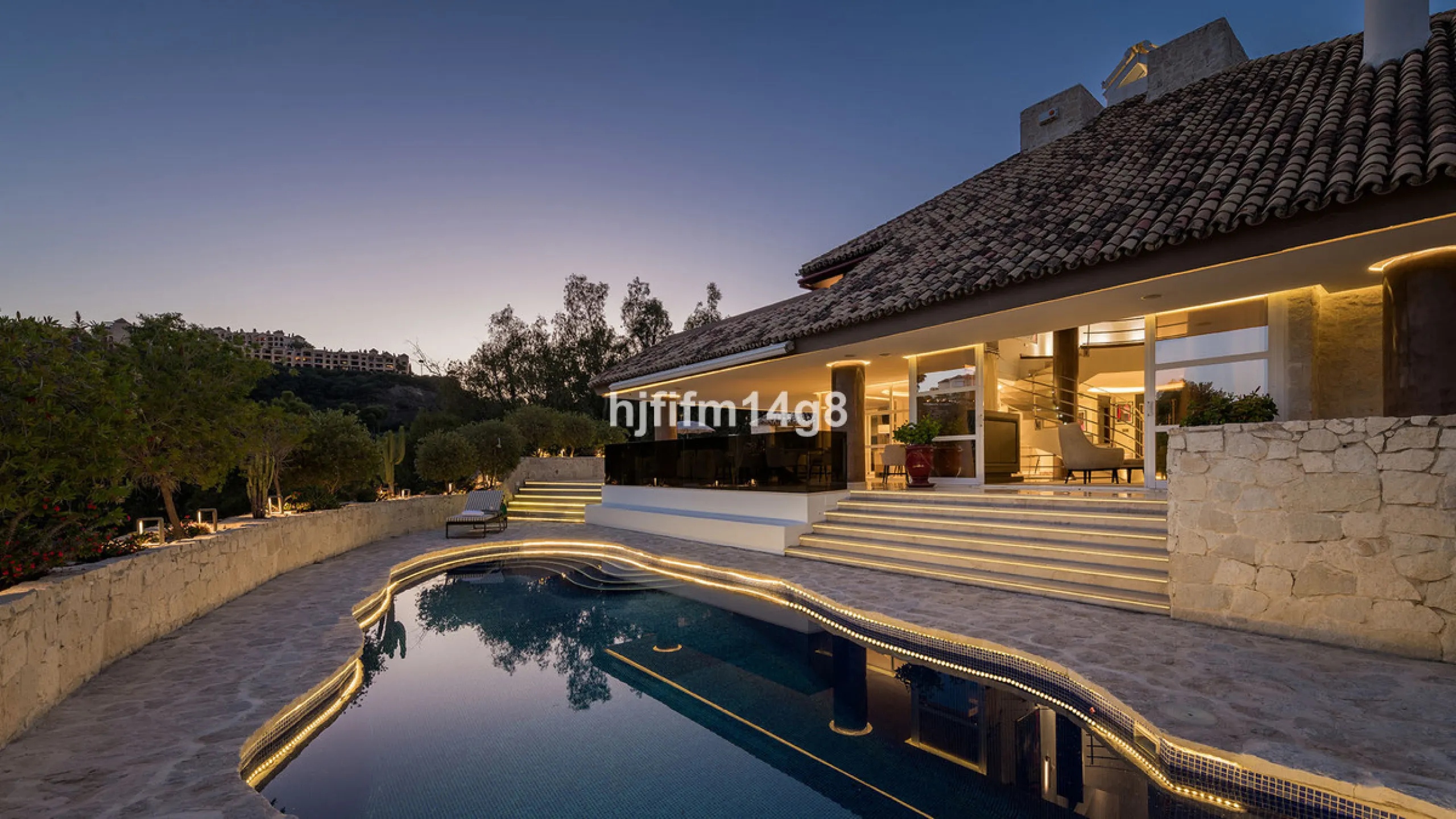 Located in the exclusive and tranquil residential area of La Quinta, this incredible villa designed by Ángel Taborda, benefits from privileged location and views of the natural surroundings. The true masterpiece of architectural design that makes this vil