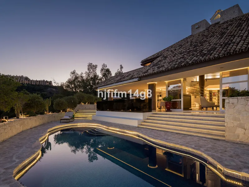 Located in the exclusive and tranquil residential area of La Quinta, this incredible villa designed by Ángel Taborda, benefits from privileged location and views of the natural surroundings. The true masterpiece of architectural design that makes this vil